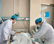 球盟会官方-肌肉男惨遭酷刑绑在车后备箱挠脚心