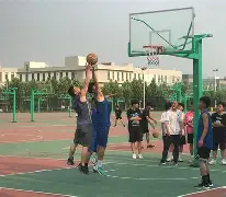 战队在比赛中掀起了一场热烈的角逐英语